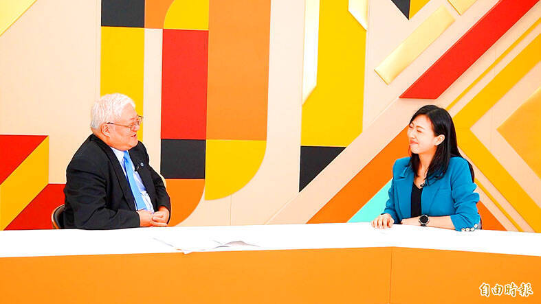 
Former Health Promotion Administration director-general Wu Chao-chun, left, speaks to a Liberty Times reporter in an interview published yesterday.
Photo: Yu An-ting, Taipei Times