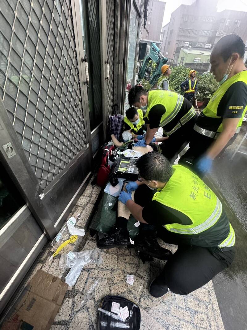 台電外包商張姓員工作業時遇大雨觸電,消防員到場施予急救。(記者吳仁捷翻攝) 台電外包商張姓員工作業時遇大雨觸電,消防員到場施予急救。(記者吳仁捷翻攝)