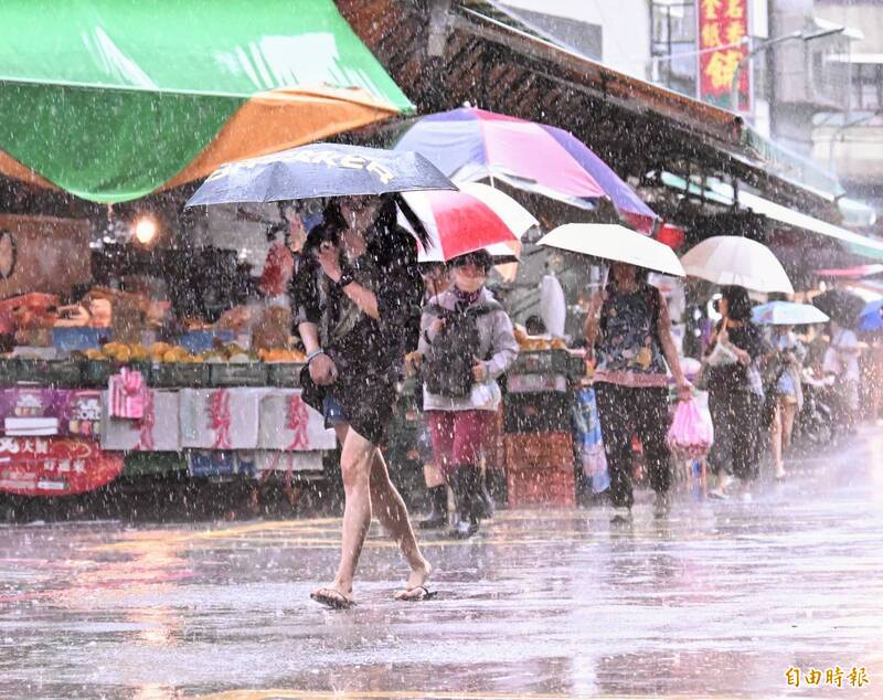 中央氣象署指出,今天(8月1日)受西南風影響,水氣偏多、天氣不穩定,容易出現短延時強降雨,氣象署今晨持續對台中以南等10縣市發布大豪雨、豪雨特報。(資料照) 中央氣象署指出,今天(8月1日)受西南風影響,水氣偏多、天氣不穩定,容易出現短延時強降雨,氣象署今晨持續對台中以南等10縣市發布大豪雨、豪雨特報。(資料照)