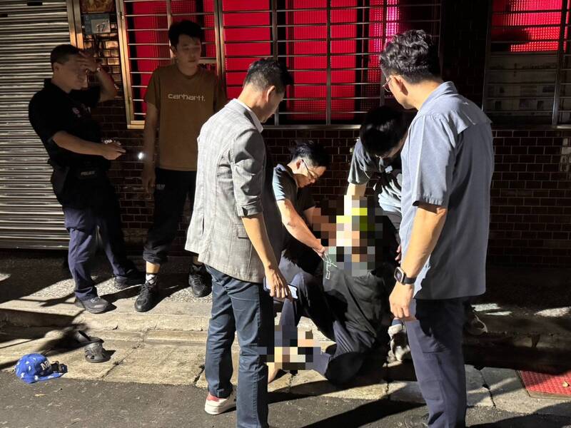 新北市新莊警分局偵辦箱屍案,掌握陳姓男子父親失蹤,且他曾於6日拖行李箱現身棄屍處附近,涉有重嫌,分局長陳保緒(右)、偵查隊長徐子胤(左)帶隊逮獲陳嫌。(記者吳仁捷翻攝) 新北市新莊警分局偵辦箱屍案,掌握陳姓男子父親失蹤,且他曾於6日拖行李箱現身棄屍處附近,涉有重嫌,分局長陳保緒(右)、偵查隊長徐子胤(左)帶隊逮獲陳嫌。(記者吳仁捷翻攝)