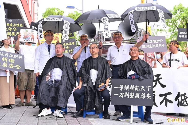 不滿衛福部「318解釋令」，3名藥師人員現場剃髮抗議，控訴邱泰源「無髮」無天，藥師公會寧剃頭、不低頭，要求邱泰源下台負責。（記者陳逸寬攝）