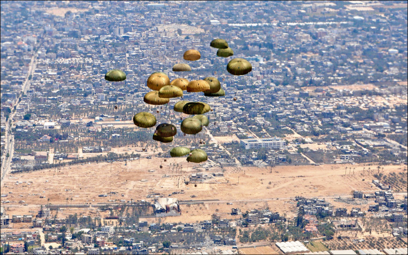 西班牙空軍一日向加薩空投救難物資。(法新社) 西班牙空軍一日向加薩空投救難物資。(法新社)