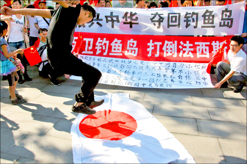 8月1日適逢中國人民解放軍建軍98週年,加上今年為二戰結束80週年,中國將舉辦一系列紀念抗戰活動,有可能激化部分民眾的民族情緒,導致仇外行為。圖為2012年武漢民眾舉行反日抗議。(美聯社檔案照) 8月1日適逢中國人民解放軍建軍98週年,加上今年為二戰結束80週年,中國將舉辦一系列紀念抗戰活動,有可能激化部分民眾的民族情緒,導致仇外行為。圖為2012年武漢民眾舉行反日抗議。(美聯社檔案照)