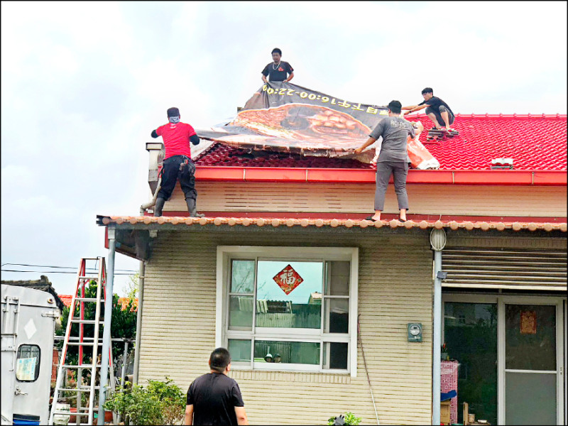 志工為住戶搭設帆布臨時遮蔽。(南市志願服務推廣中心提供) 志工為住戶搭設帆布臨時遮蔽。(南市志願服務推廣中心提供)