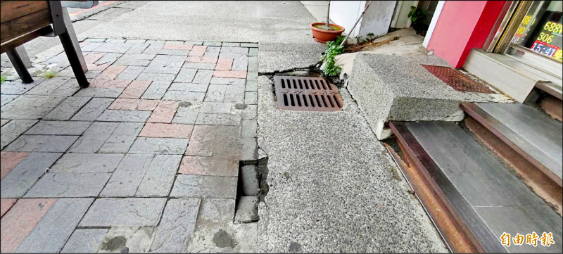 台中市公車清水站人行道長椅遷移後，卻出現地磚凹陷。（記者張軒哲攝）