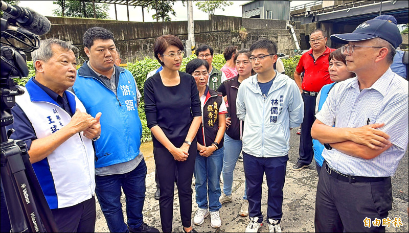 水利署副署長陳建成（前排右一），聽取南投縣副縣長王瑞德（左一）、縣長許淑華（左三） 、立委游顥（左二）等人的建議。（記者陳鳳麗攝）