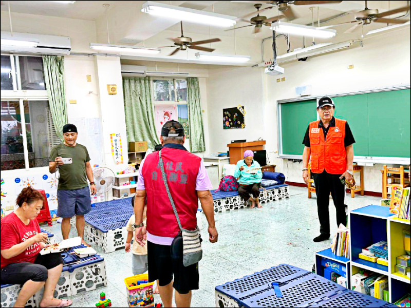 泰武鄉馬仕部落撤離，安置於泰武國中學生教室。（屏縣府提供）