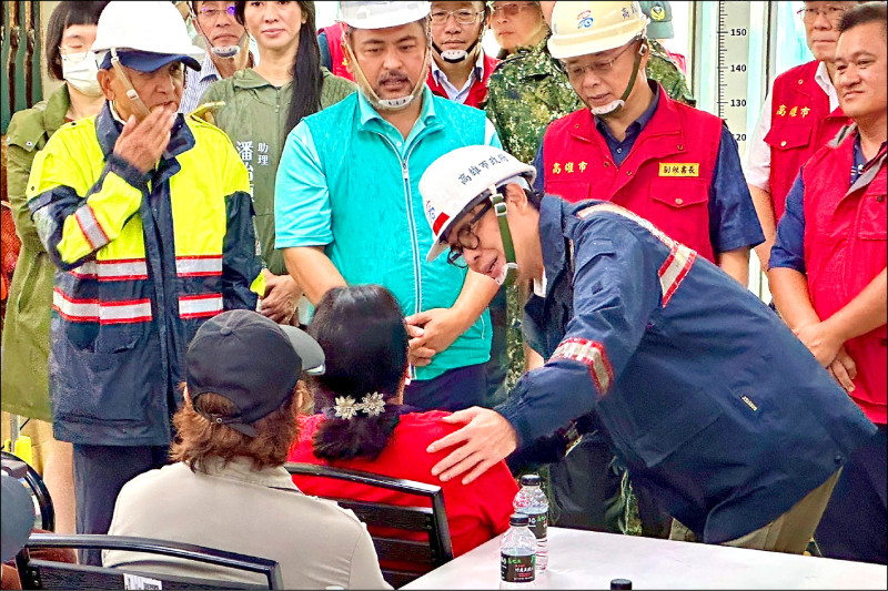 高雄市長陳其邁(右一)前進桃源區,慰問收容處所撤離的族人。(高市府提供) 高雄市長陳其邁(右一)前進桃源區,慰問收容處所撤離的族人。(高市府提供)
