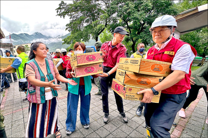 道路搶通後,救援物資一箱箱送進桃源區公所。(高市府提供) 道路搶通後,救援物資一箱箱送進桃源區公所。(高市府提供)