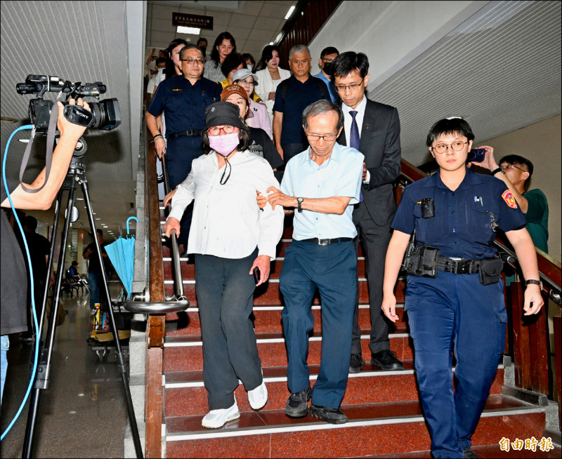 台北地院合議庭昨裁定國民黨台北市黨部主委黃呂錦茹以1000萬元具保停押,黃呂錦茹(黑帽者)在先生黃秀莊陪同下步出法院。(記者羅沛德攝) 台北地院合議庭昨裁定國民黨台北市黨部主委黃呂錦茹以1000萬元具保停押,黃呂錦茹(黑帽者)在先生黃秀莊陪同下步出法院。(記者羅沛德攝)