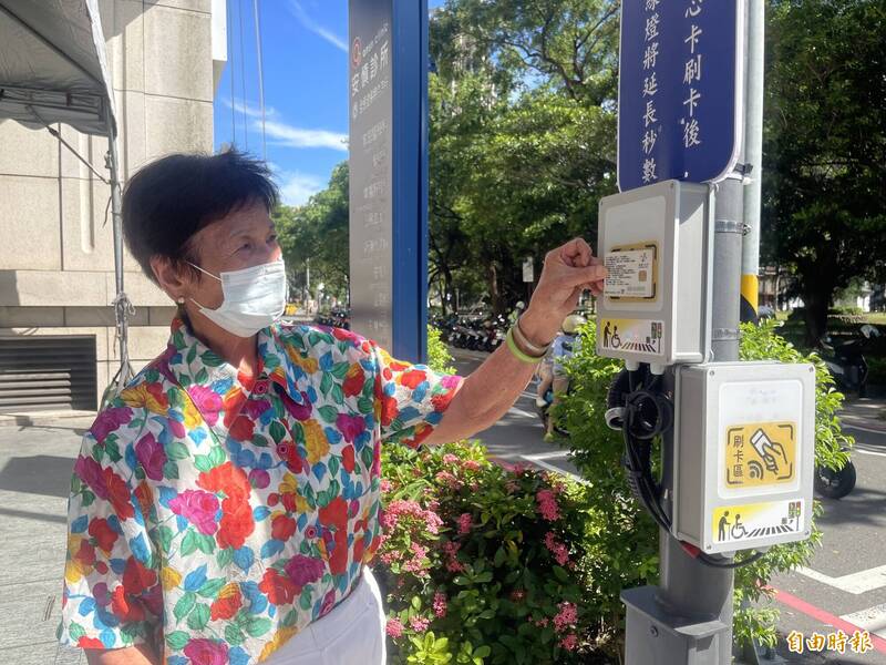 竹市敬老卡「嗶」一下過馬路多10秒綠燈 使用者比例低