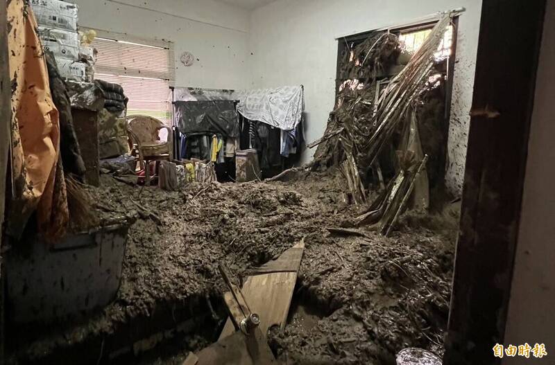 盧秀燕勘查石岡土石流民宅 屋主：差10秒人就沒了