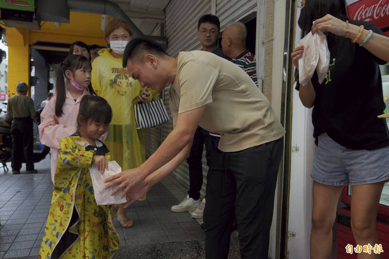 願賭服輸真男人！大罷免失敗發雞排100份 熱心民眾路過霸氣加碼