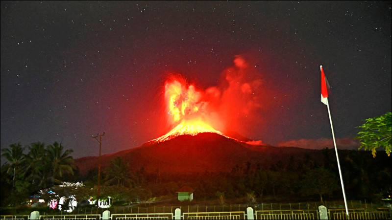 印尼最活躍的火山之一勒沃托比火山，於8月2日清晨再度噴發。（路透）