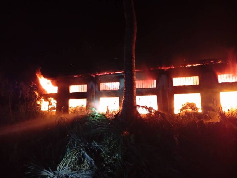 花蓮縣壽豐鄉共和村魚池地區一間廢棄豬寮昨深夜發生大火，由於現場堆積很多雜物以及易燃物，現場火勢非常猛烈。（義消蔡哲文提供）