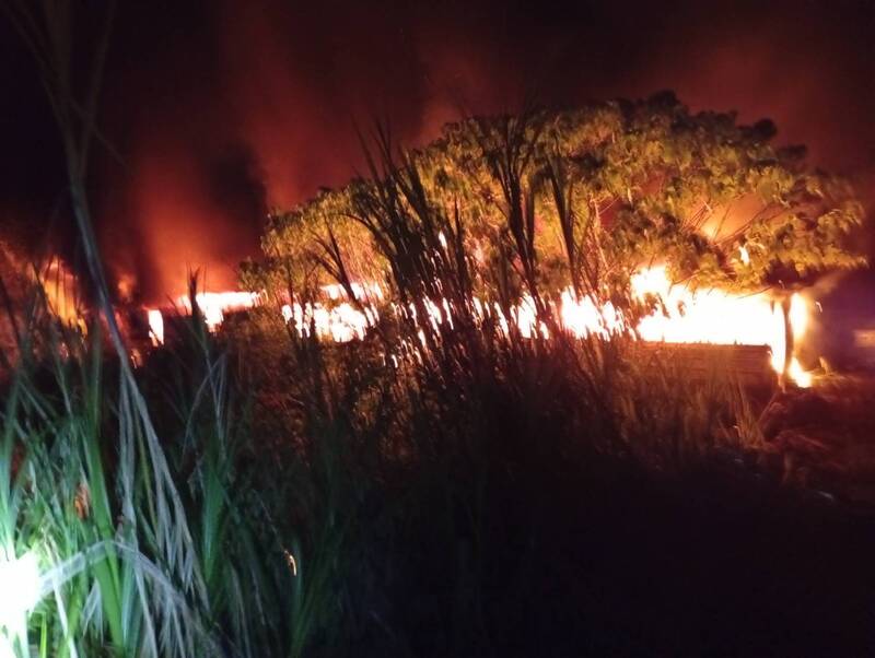 花蓮縣壽豐鄉共和村魚池地區一間廢棄豬寮昨深夜發生大火，由於現場堆積很多雜物以及易燃物，現場火勢非常猛烈。（義消蔡哲文提供）