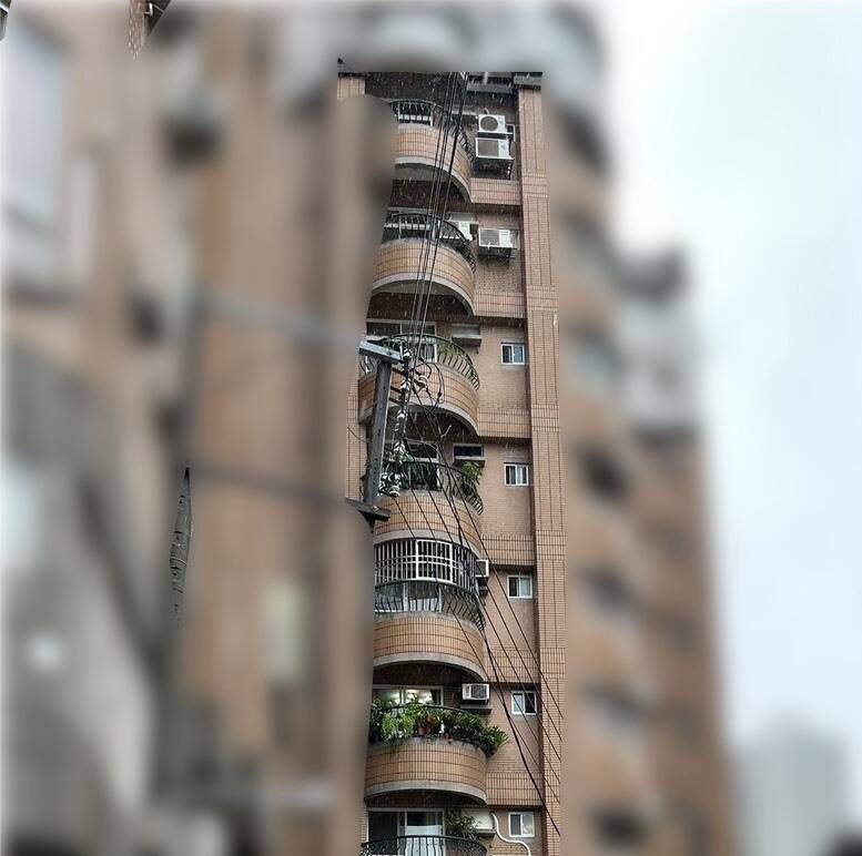 老翁高處墜落纏繞電線卡3樓。（民眾提供）