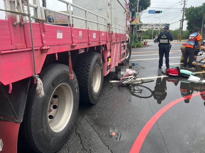 32歲朱姓男子今日駕駛大貨車行經麻豆區寮廍里1處路口時，右轉時疑似未注意同側有騎乘單車欲直行的8旬老婦，老婦遭擦撞後倒地，送醫搶救後宣告不治。（圖由民眾提供）