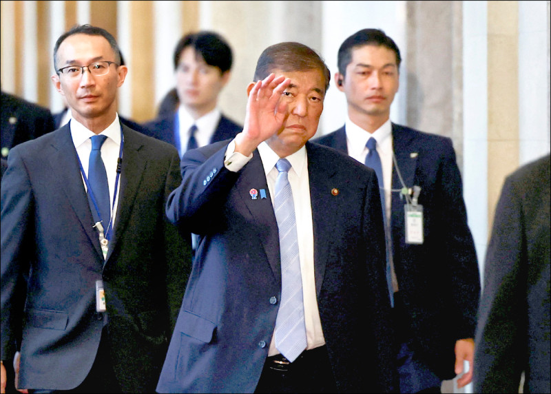 日本首相石破茂據信不會在本月十五日日本在二戰無條件投降當天發表首相談話，將延後到九月二日日本當年簽署降書當天再就二戰發表個人見解。圖為石破一日現身國會。（路透）