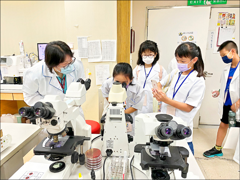 小小醫檢師體驗營，讓學童們了解醫檢師工作情形。人物與新聞無關。（資料照，澎湖縣政府衛生局提供）