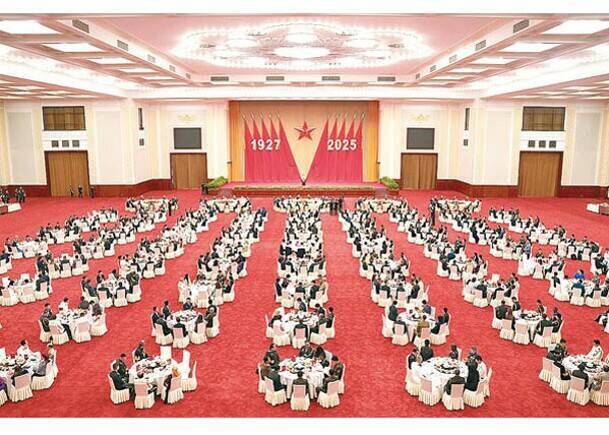 中國國防部7月31日在北京人民大會堂舉辦招待會，慶祝解放軍建軍98周年。（圖取自微博）