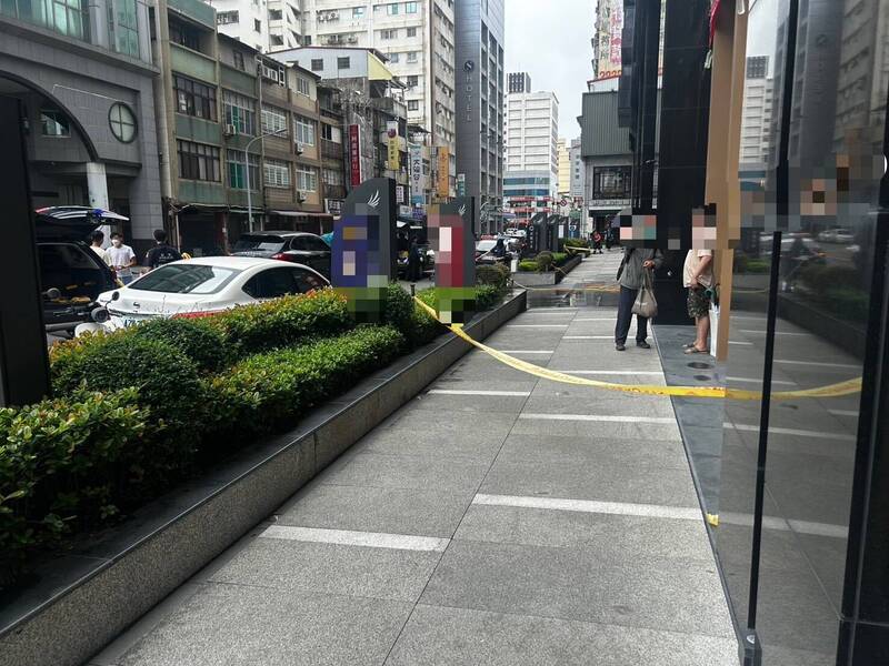 女子墜樓命喪大樓門口，警方將通知家屬到場協助調查。（民眾提供）