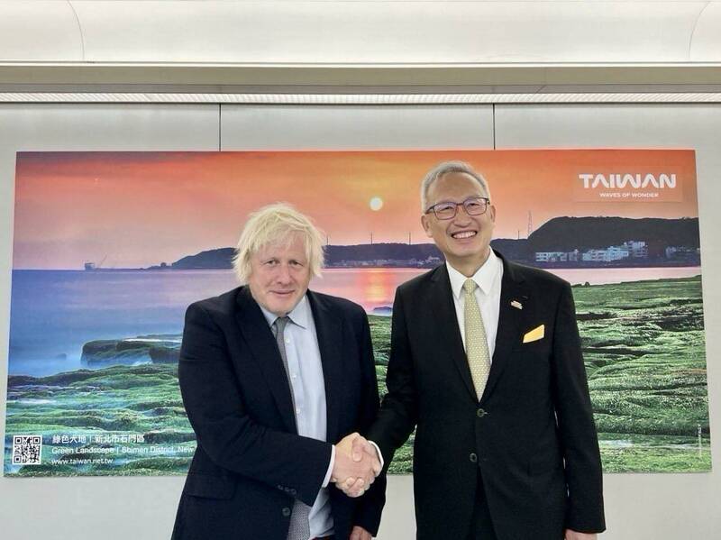 英國前首相強生（左）今日抵達台灣，由外交部次長吳志中（右）至桃園機場接機。（圖擷取自吳志中臉書）