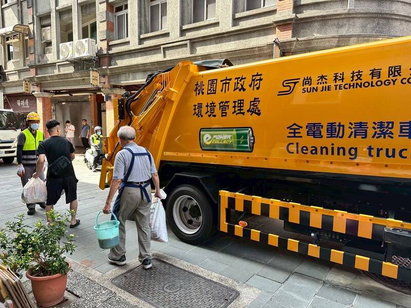 桃園市今年啟動桃園市推動運具低碳化計畫，其中，全國首輛純電動垃圾車已上路試行。（環保局提供）