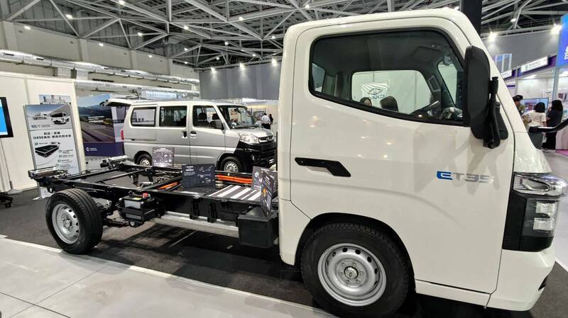 桃園市營業車輛數達50輛即要納入碳盤查，業者初估約有9家，管制車輛約有2157輛。（環保局提供）