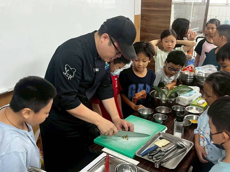 示範溪魚切割，讓學生知道溪魚的生長地方與烹調方式所呈現的食材質地，想像先人是如何在這片土地生活並傳承。（屏科大提供）