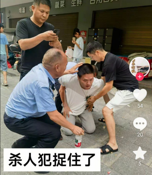中國湖南省耒陽市若蘭小學大門外，3日驚傳男子持刀狠砍學童。圖為兇嫌（白衣男）被民眾壓制。（圖擷自@whyyoutouzhele）