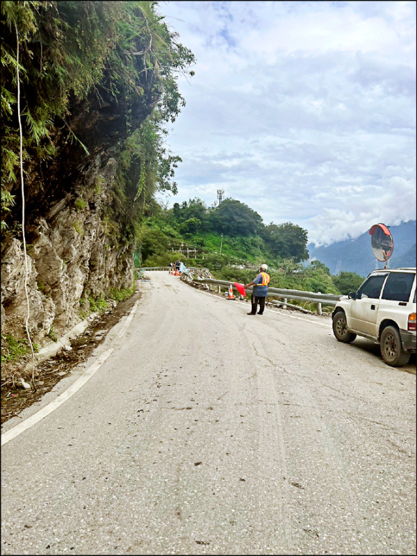 台八線157.9公里處，亦即中橫公路豁然亭路段昨發生一起落石砸死施工工人的意外。（民眾提供）