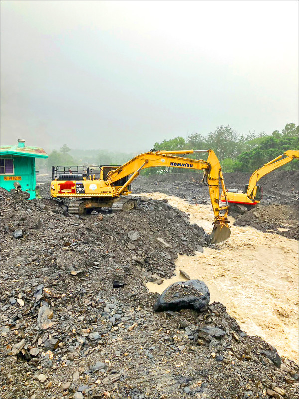 高雄六龜區中興里發生土石流淹沒一戶民宅，所幸住戶提前撤離無人傷亡，水利局出動怪手開挖疏通水路。
（民眾提供）
