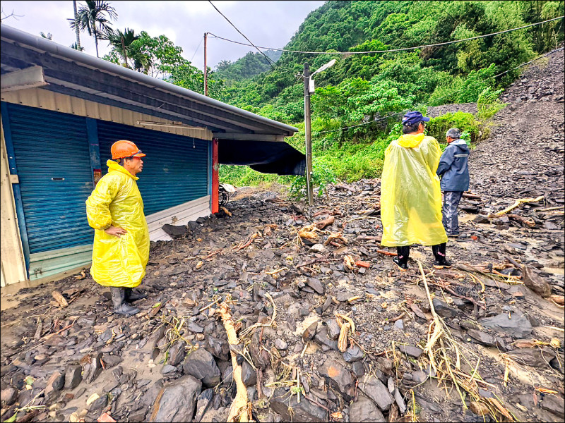高雄六龜區大津里津鳳宮後方大量土石滑落民宅前。（民眾提供）