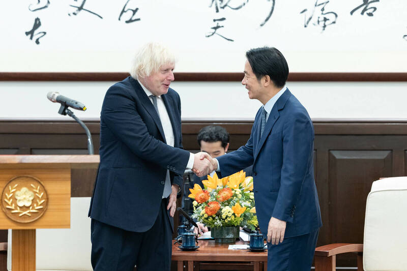 英國前首相強生認為，中國霸凌台灣毫無意義，也不會成功。（總統府提供）