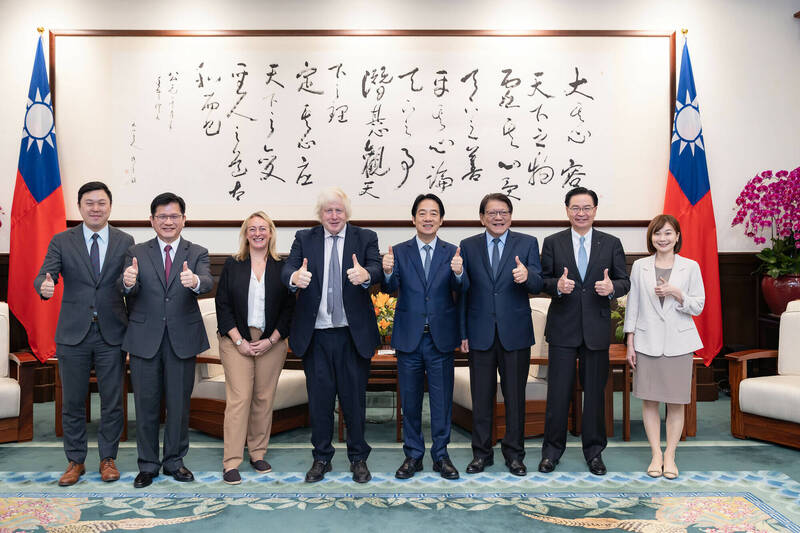 英國前首相強生一行人今在外交部長林佳龍陪同下到總統府會見賴清德總統，總統府秘書長潘孟安、國安會秘書長吳釗燮也在座。（總統府提供）