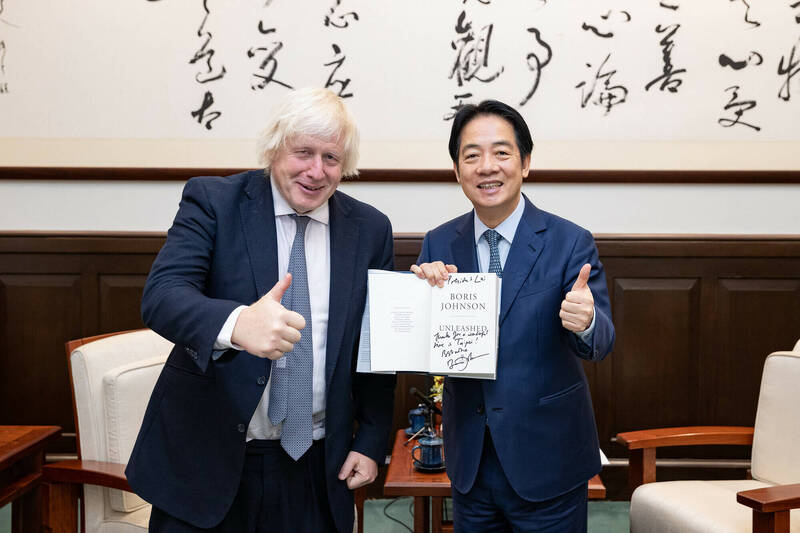 英國前首相強生到總統府會見賴清德總統。（總統府提供）