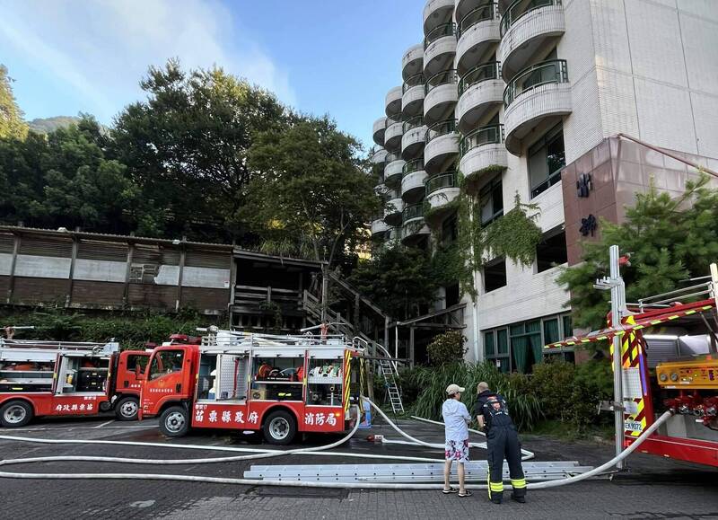 苗栗縣泰安鄉錦水溫泉飯店，清晨發生火警，消防人車到場灌救。（圖由讀者提供）