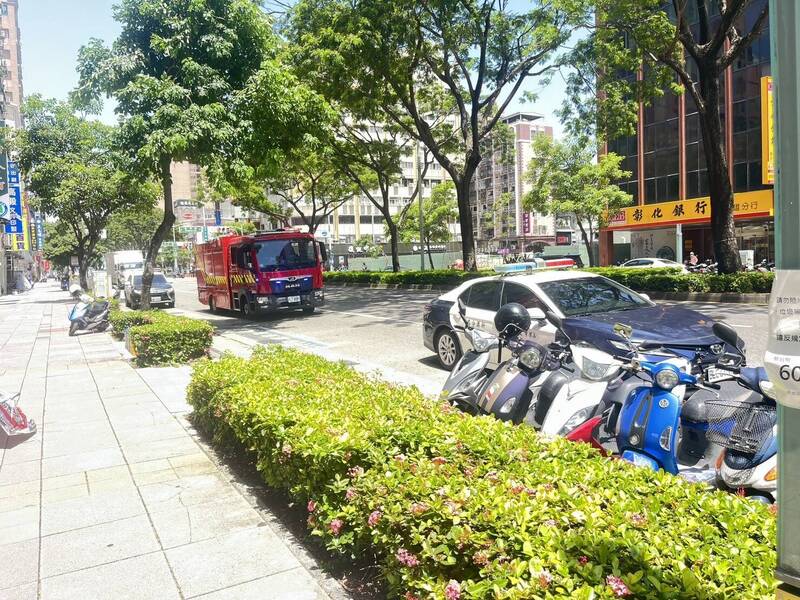 1名30多歲男子墜落中正四路人行道，當場無生命跡象送醫急救。（民眾提供）