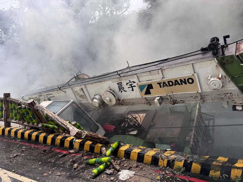 吊車翻覆起火。（記者王冠仁翻攝）