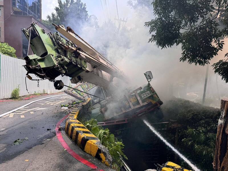 吊車翻覆起火。（記者王冠仁翻攝）