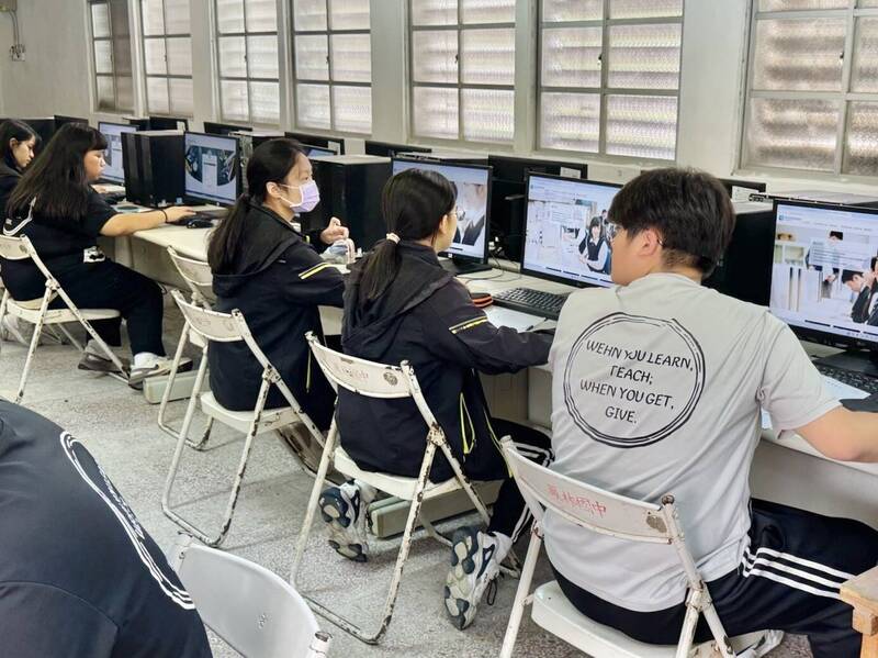 職涯探索家庭支持不可或缺 逾9成國中生會跟家人聊相關話題