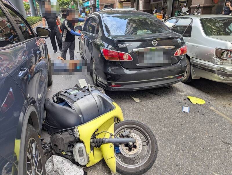 車輛失控暴衝，再連環撞擊另4部汽車及1輛機車。（記者鄭景議翻攝）
