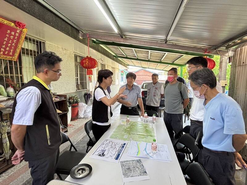 立委陳亭妃邀集南市水利局、區公所等單位及地方研擬菁寮地區水患的解決方案。（陳亭妃提供）