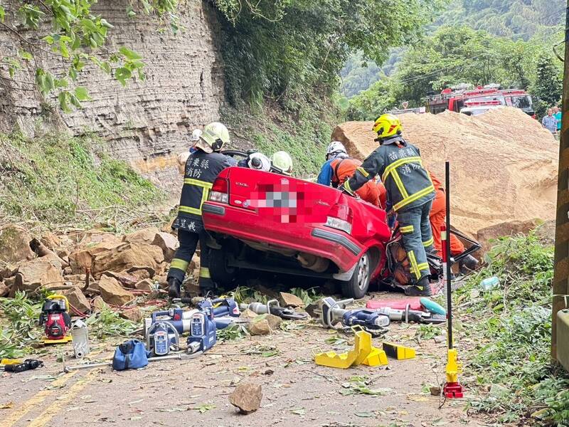 叔姪倆至苗栗泰安工作，不幸遭巨石砸中轎車死亡。（民眾提供）