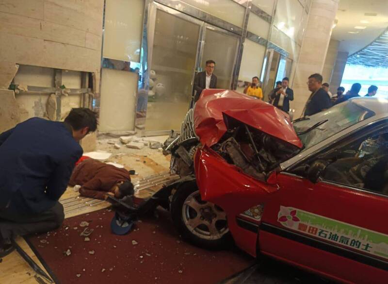 一名菲律賓籍男遊客被撞慘死，計程車車頭和酒店外牆柱子嚴重毀損。（圖翻攝自FaceBook社團「馬路的事討論區」）