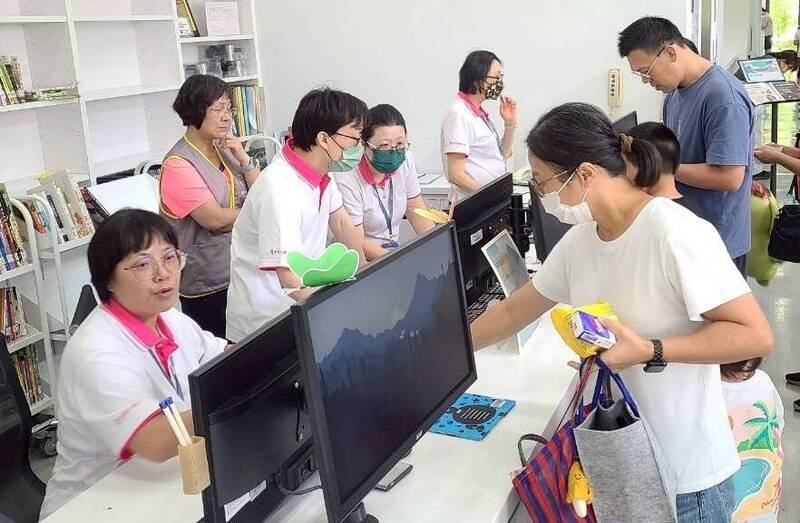 系金A！中市圖「衣服圖書館」 民眾借書還可挑二手衣