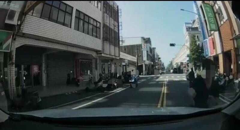 苗栗竹南男子突擋車前拍窗嚇到駕駛 倒車閃避還遭追趕