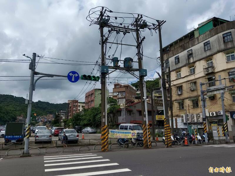 基隆東明路50公尺6根電線桿惹議 台電允1個月內提改善案