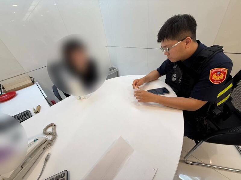 台南女急搶手機不讓看 警察一句話讓她放棄匯50萬